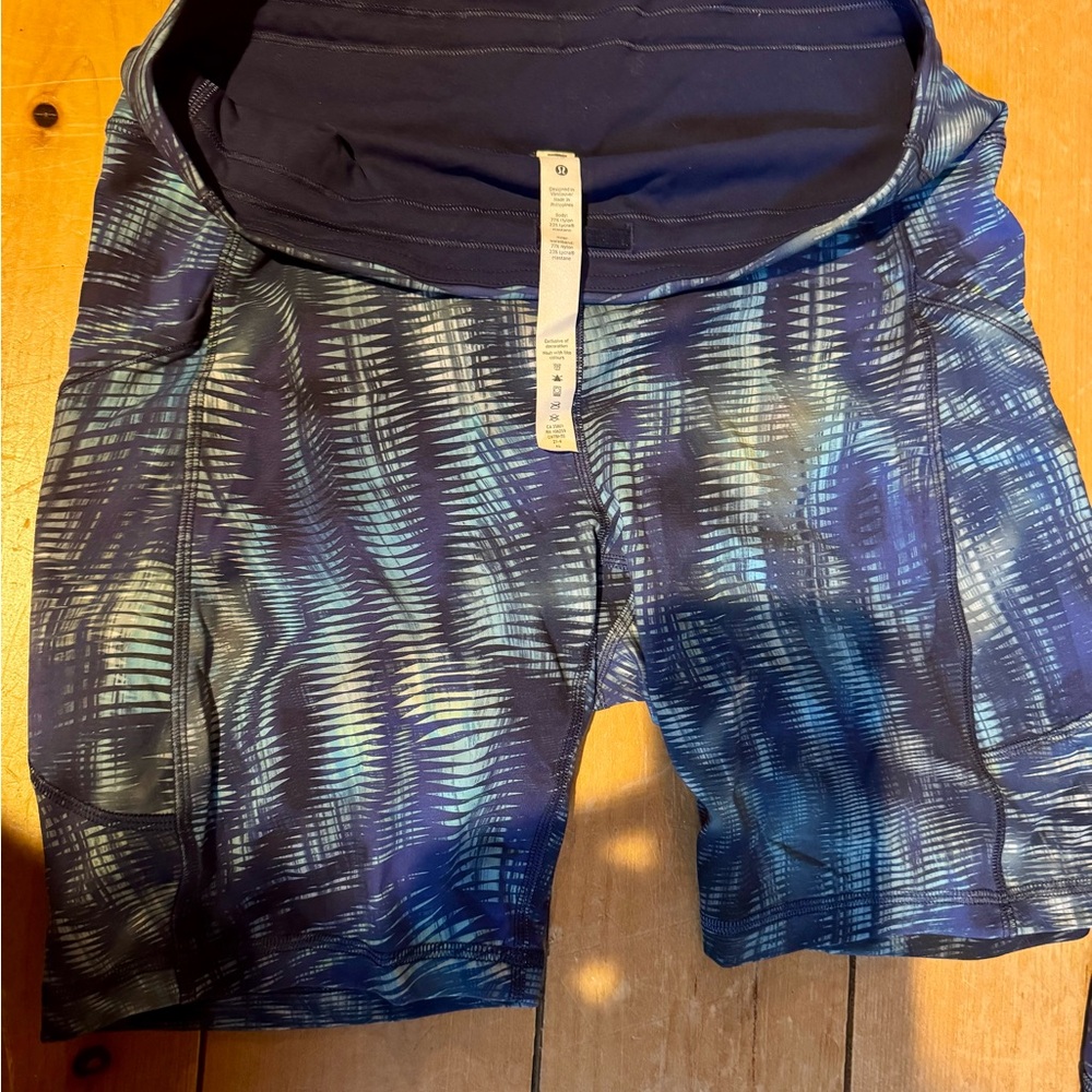 Lululemon Blue-patterned leggings top and shorts set - Picture 8 of 12